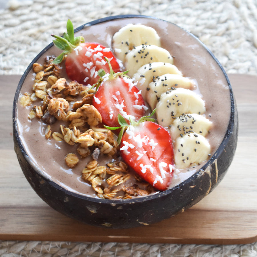 Superfood smoothiebowl with chocolate and fruits 