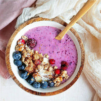 Superfood smoothiebowl with vegan collagen and berries