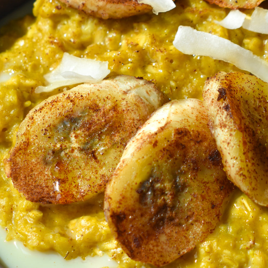 Spicy calm superfood oats with banana and turmeric